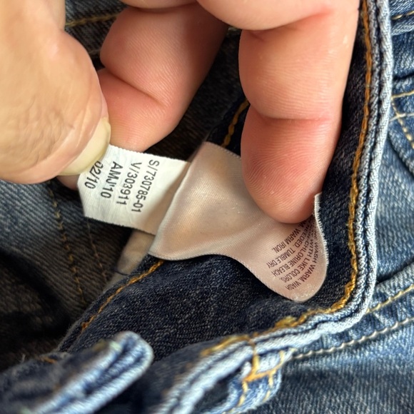 Old Navy Sz 0 Distressed Blue Jean Mid-rise Shorts w/4” inseam - Picture 9 of 10